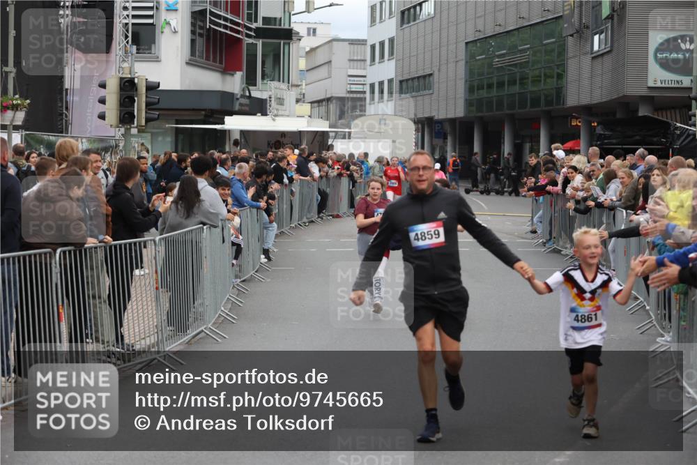 12.06.2026 - Holstenköstenlauf Andreas Tolksdorf http://msf.ph/oto/9745665 12.06.2026 18:13:22 Laufen 3989, 4859, 4861 meine-sportfotos.de