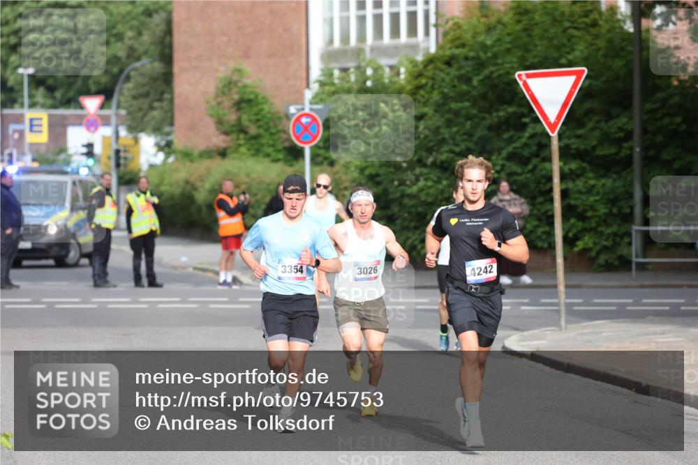 12.06.2026 - Holstenköstenlauf Andreas Tolksdorf http://msf.ph/oto/9745753 12.06.2026 19:08:08 Laufen 3354, 3026, 4242 meine-sportfotos.de