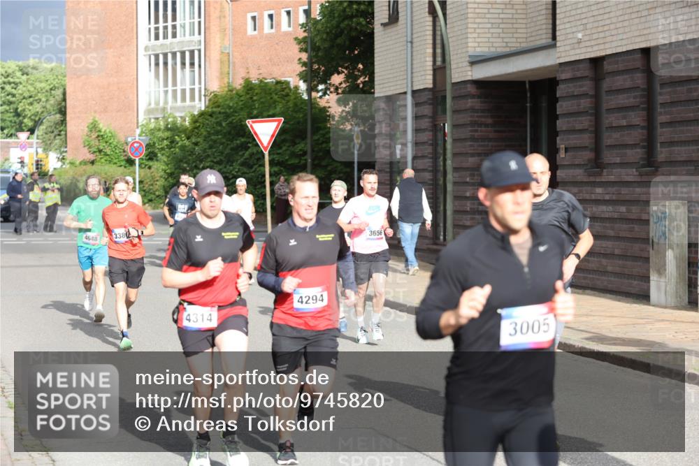 12.06.2026 - Holstenköstenlauf Andreas Tolksdorf http://msf.ph/oto/9745820 12.06.2026 19:08:54 Laufen 4648, 3380, 4314, 4294, 3656, 3005 meine-sportfotos.de