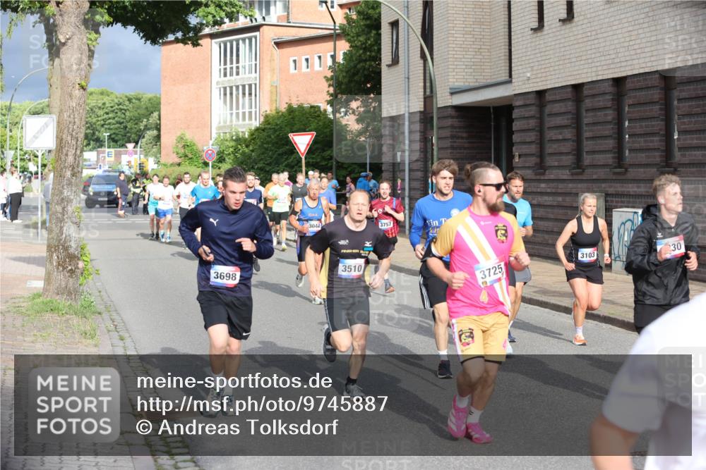 12.06.2026 - Holstenköstenlauf Andreas Tolksdorf http://msf.ph/oto/9745887 12.06.2026 19:09:36 Laufen 3698, 1115, 3044, 3510, 3757, 3725, 3103, 30 meine-sportfotos.de