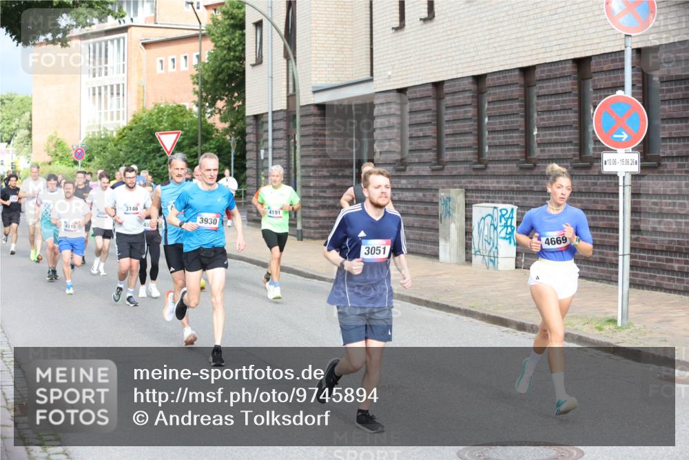 12.06.2026 - Holstenköstenlauf Andreas Tolksdorf http://msf.ph/oto/9745894 12.06.2026 19:09:40 Laufen 4115, 3891, 3146, 45, 3930, 4191, 4669, 3051, 10, 06, 15, 06, 26 meine-sportfotos.de