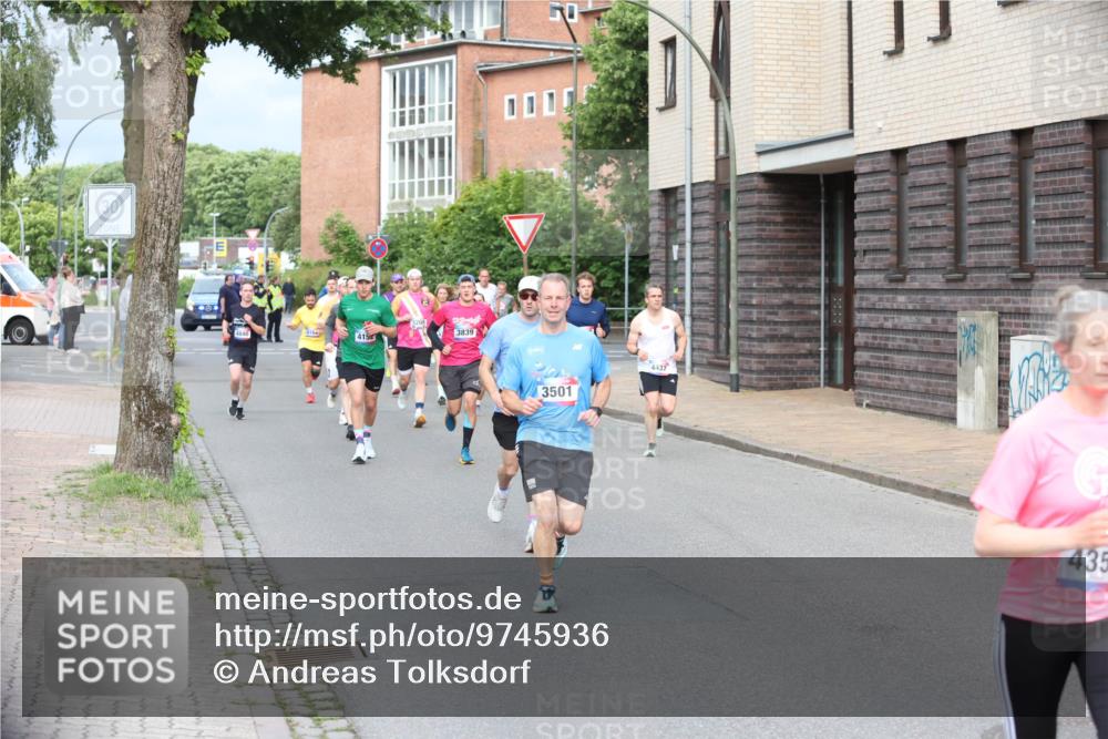 12.06.2026 - Holstenköstenlauf Andreas Tolksdorf http://msf.ph/oto/9745936 12.06.2026 19:10:04 Laufen 415, 3208, 3839, 3501, 4437, 435 meine-sportfotos.de