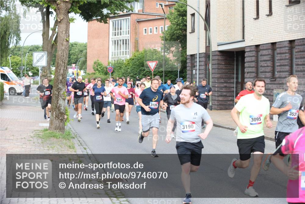 12.06.2026 - Holstenköstenlauf Andreas Tolksdorf http://msf.ph/oto/9746070 12.06.2026 19:11:21 Laufen 3708, 3174, 3763, 4363, 3120, 31, 3227, 3095, 3531, 3190 meine-sportfotos.de