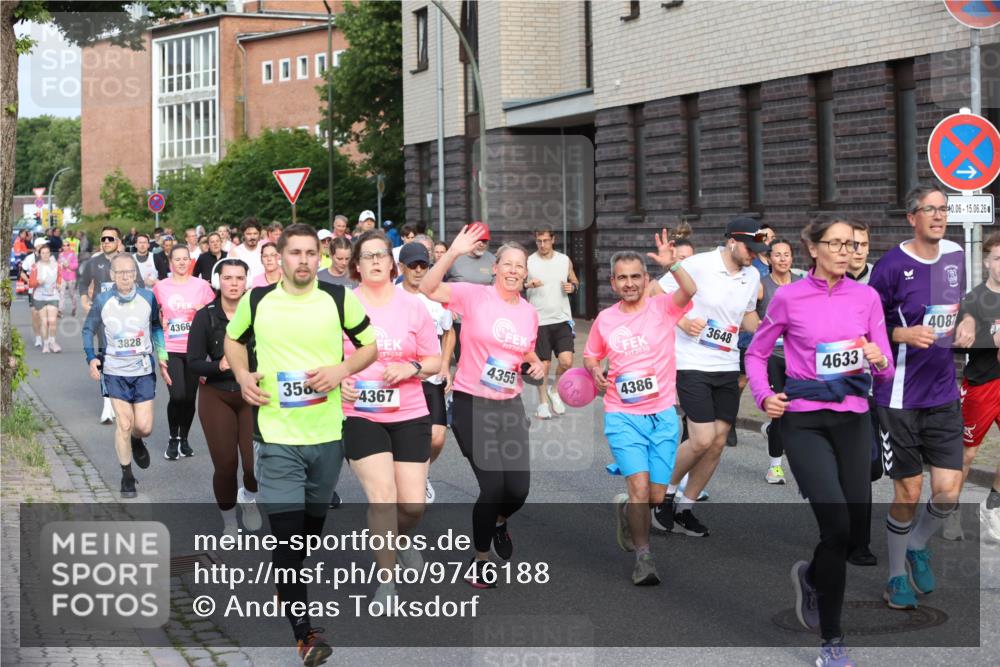 12.06.2026 - Holstenköstenlauf Andreas Tolksdorf http://msf.ph/oto/9746188 12.06.2026 19:12:41 Laufen 3828, 4366, 2030, 203, 4355, 2030, 4386, 3648, 358, 4367, 0, 06, 15, 06, 26, 4087, 4633 meine-sportfotos.de