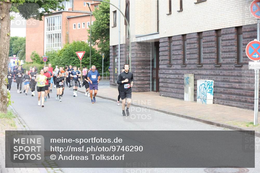 12.06.2026 - Holstenköstenlauf Andreas Tolksdorf http://msf.ph/oto/9746290 12.06.2026 19:13:44 Laufen 3372, 3357, 10, 06, 15, 06, 26 meine-sportfotos.de