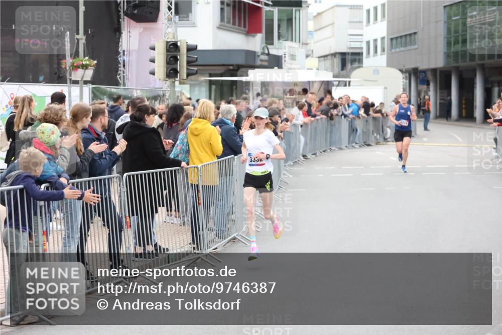 12.06.2026 - Holstenköstenlauf Andreas Tolksdorf http://msf.ph/oto/9746387 12.06.2026 19:37:40 Laufen 3332, 3714 meine-sportfotos.de