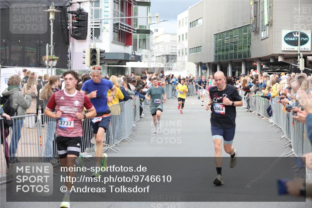 12.06.2026 - Holstenköstenlauf Andreas Tolksdorf http://msf.ph/oto/9746610 12.06.2026 19:44:58 Laufen 3737, 1188, 3640, 4164, 3064 meine-sportfotos.de