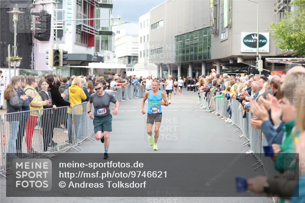 12.06.2026 - Holstenköstenlauf Andreas Tolksdorf http://msf.ph/oto/9746621 12.06.2026 19:45:06 Laufen 3272, 3599 meine-sportfotos.de