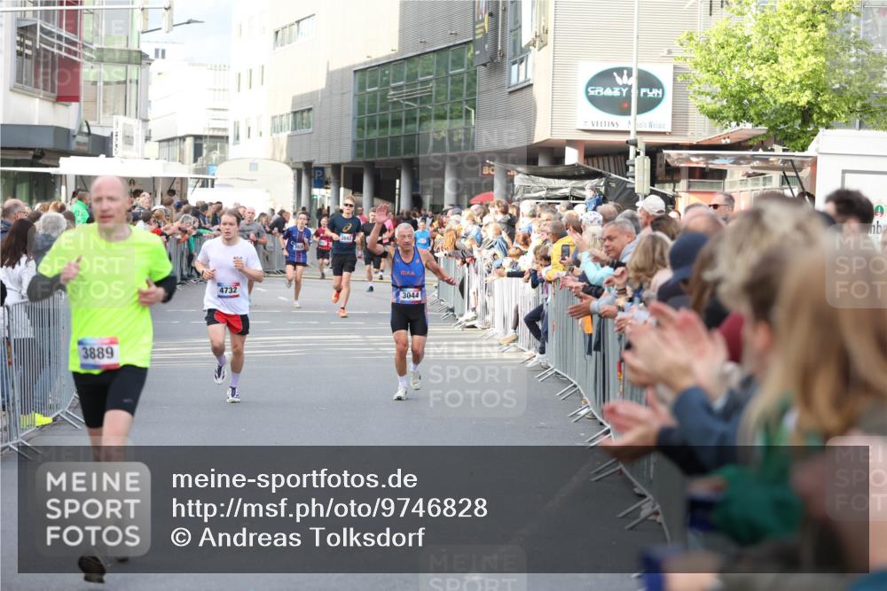 12.06.2026 - Holstenköstenlauf Andreas Tolksdorf http://msf.ph/oto/9746828 12.06.2026 19:48:50 Laufen 3889, 4732, 3935, 3044 meine-sportfotos.de