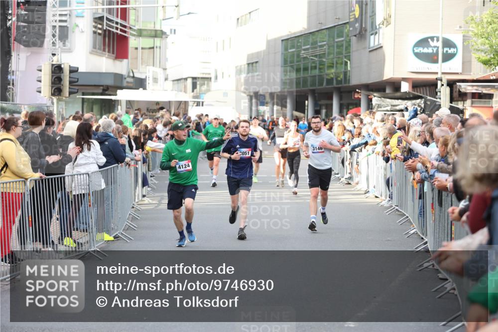 12.06.2026 - Holstenköstenlauf Andreas Tolksdorf http://msf.ph/oto/9746930 12.06.2026 19:49:59 Laufen 4124, 2051, 3146 meine-sportfotos.de
