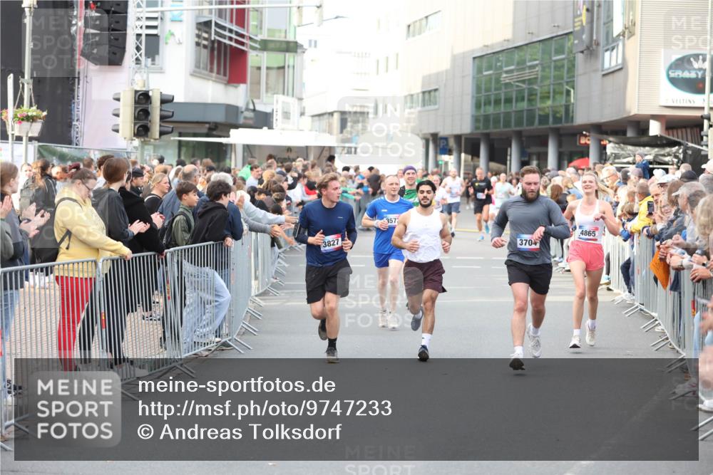 12.06.2026 - Holstenköstenlauf Andreas Tolksdorf http://msf.ph/oto/9747233 12.06.2026 19:54:12 Laufen 3827, 3573, 3704, 4865 meine-sportfotos.de