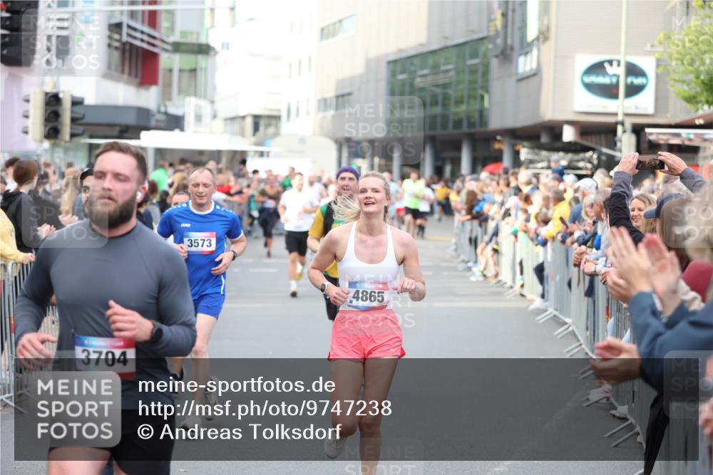 12.06.2026 - Holstenköstenlauf Andreas Tolksdorf http://msf.ph/oto/9747238 12.06.2026 19:54:15 Laufen 3704, 3573, 4865 meine-sportfotos.de