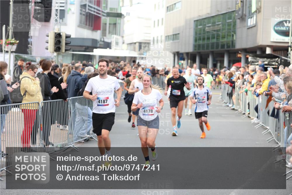 12.06.2026 - Holstenköstenlauf Andreas Tolksdorf http://msf.ph/oto/9747241 12.06.2026 19:54:20 Laufen 4187, 4178, 4237, 3186 meine-sportfotos.de