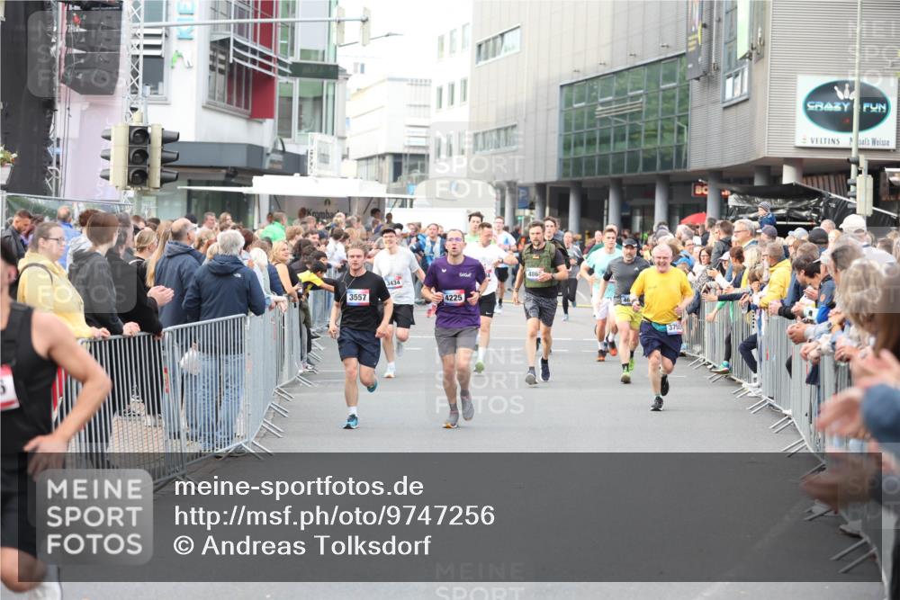 12.06.2026 - Holstenköstenlauf Andreas Tolksdorf http://msf.ph/oto/9747256 12.06.2026 19:54:35 Laufen 4869, 3557, 3434, 4225 meine-sportfotos.de
