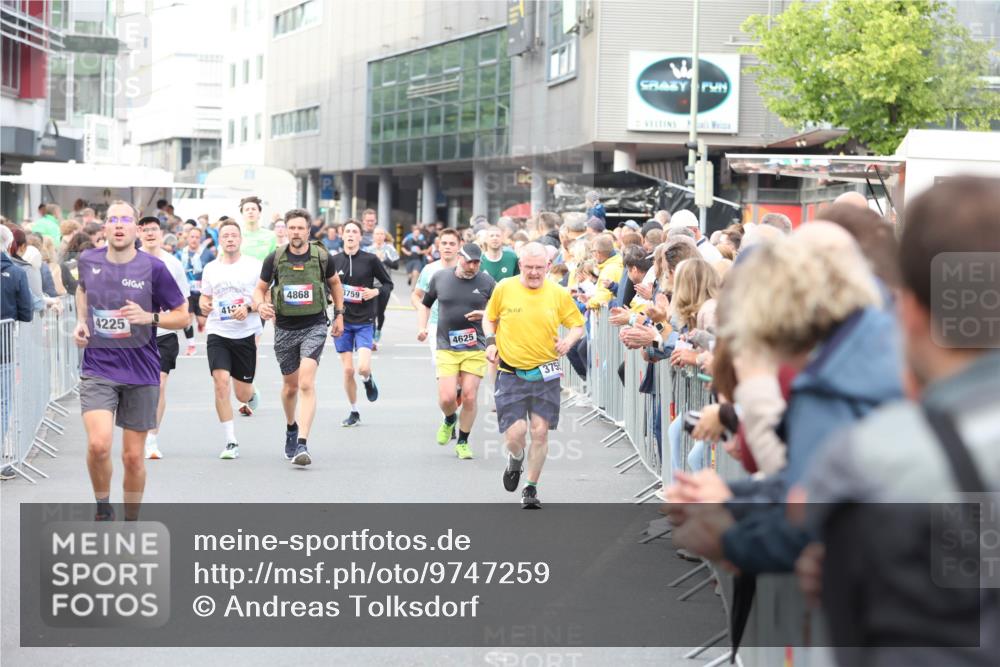 12.06.2026 - Holstenköstenlauf Andreas Tolksdorf http://msf.ph/oto/9747259 12.06.2026 19:54:37 Laufen 4225, 4868, 3759, 41, 4625, 375 meine-sportfotos.de