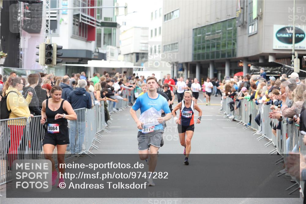 12.06.2026 - Holstenköstenlauf Andreas Tolksdorf http://msf.ph/oto/9747282 12.06.2026 19:54:55 Laufen 3084, 4829, 3117 meine-sportfotos.de