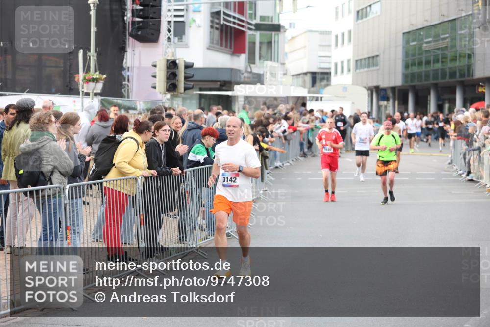 12.06.2026 - Holstenköstenlauf Andreas Tolksdorf http://msf.ph/oto/9747308 12.06.2026 19:55:15 Laufen 3142, 3187 meine-sportfotos.de