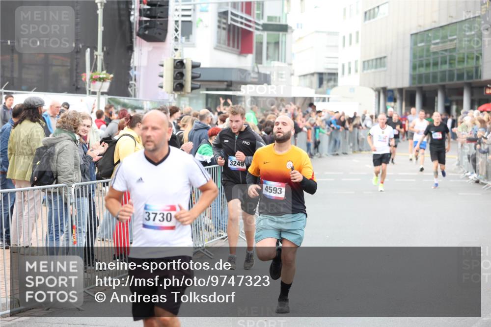 12.06.2026 - Holstenköstenlauf Andreas Tolksdorf http://msf.ph/oto/9747323 12.06.2026 19:55:25 Laufen 3730, 3249, 4593, 11 meine-sportfotos.de
