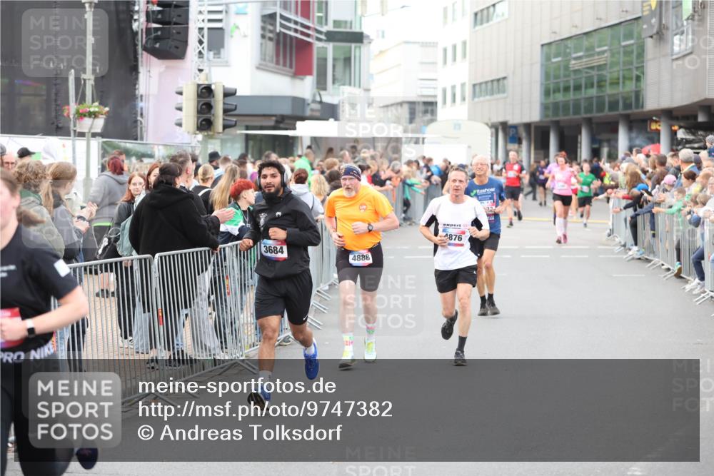 12.06.2026 - Holstenköstenlauf Andreas Tolksdorf http://msf.ph/oto/9747382 12.06.2026 19:56:25 Laufen 3684, 4888, 4876 meine-sportfotos.de