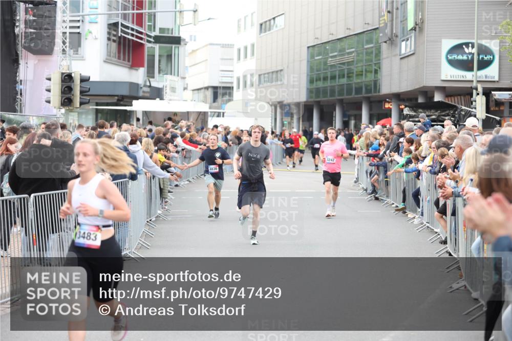 12.06.2026 - Holstenköstenlauf Andreas Tolksdorf http://msf.ph/oto/9747429 12.06.2026 19:57:13 Laufen 3483, 4836, 3242 meine-sportfotos.de