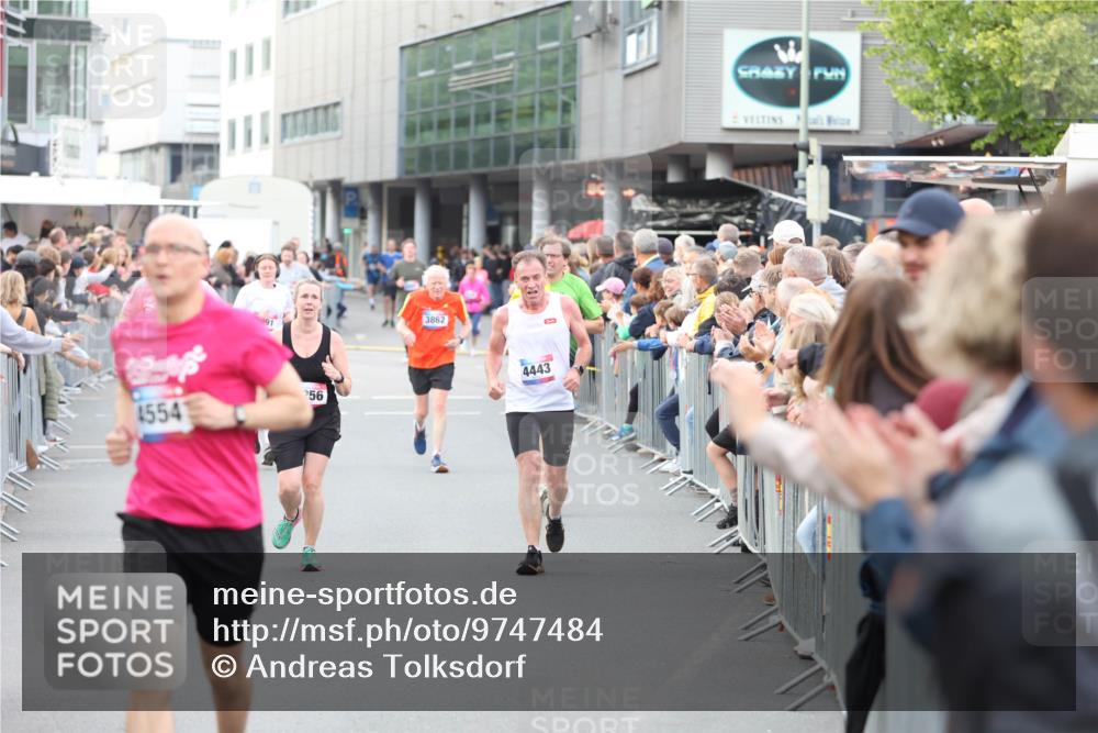 12.06.2026 - Holstenköstenlauf Andreas Tolksdorf http://msf.ph/oto/9747484 12.06.2026 19:58:02 Laufen 4554, 256, 3862, 4443 meine-sportfotos.de