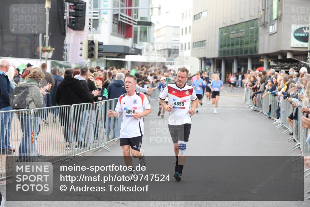 12.06.2026 - Holstenköstenlauf Andreas Tolksdorf http://msf.ph/oto/9747524 12.06.2026 19:58:42 Laufen 4856, 4855 meine-sportfotos.de