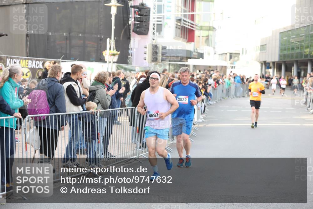 12.06.2026 - Holstenköstenlauf Andreas Tolksdorf http://msf.ph/oto/9747632 12.06.2026 20:00:26 Laufen 4587, 3822 meine-sportfotos.de
