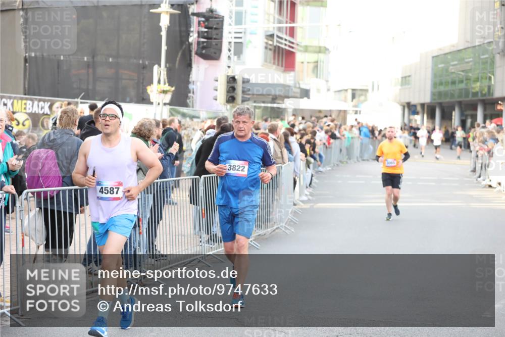 12.06.2026 - Holstenköstenlauf Andreas Tolksdorf http://msf.ph/oto/9747633 12.06.2026 20:00:27 Laufen 4587, 3822, 3065 meine-sportfotos.de