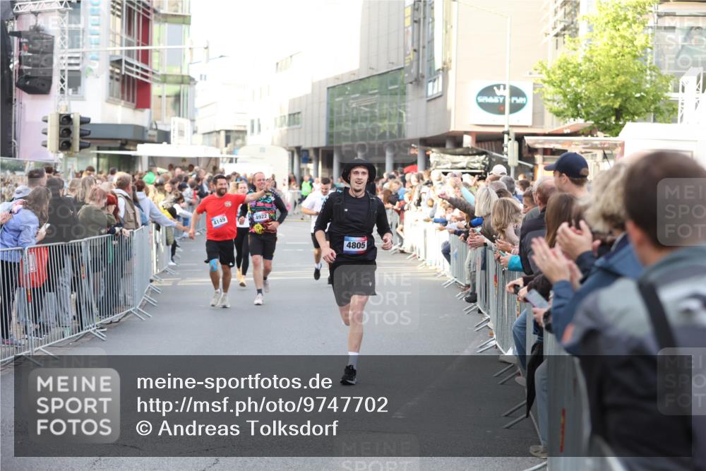 12.06.2026 - Holstenköstenlauf Andreas Tolksdorf http://msf.ph/oto/9747702 12.06.2026 20:01:43 Laufen 4149, 4922, 4805 meine-sportfotos.de
