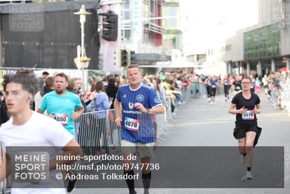 12.06.2026 - Holstenköstenlauf Andreas Tolksdorf http://msf.ph/oto/9747736 12.06.2026 20:02:13 Laufen 4878, 4880, 3079 meine-sportfotos.de