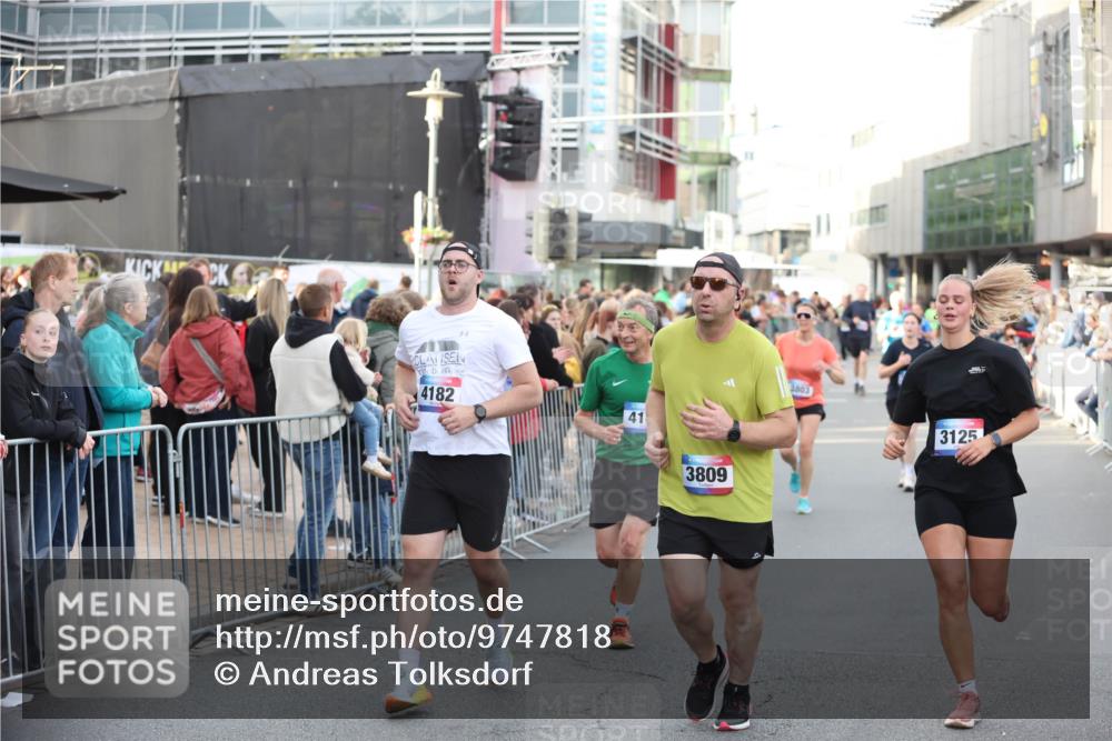 12.06.2026 - Holstenköstenlauf Andreas Tolksdorf http://msf.ph/oto/9747818 12.06.2026 20:03:46 Laufen 1111, 4182, 41, 3809, 3803, 3125 meine-sportfotos.de