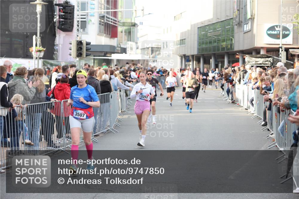 12.06.2026 - Holstenköstenlauf Andreas Tolksdorf http://msf.ph/oto/9747850 12.06.2026 20:04:26 Laufen 3252, 3507, 3319 meine-sportfotos.de