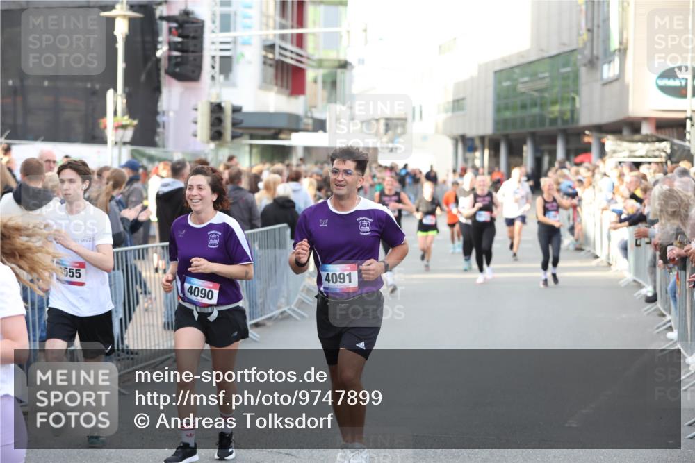 12.06.2026 - Holstenköstenlauf Andreas Tolksdorf http://msf.ph/oto/9747899 12.06.2026 20:05:24 Laufen 555, 4090, 4091 meine-sportfotos.de