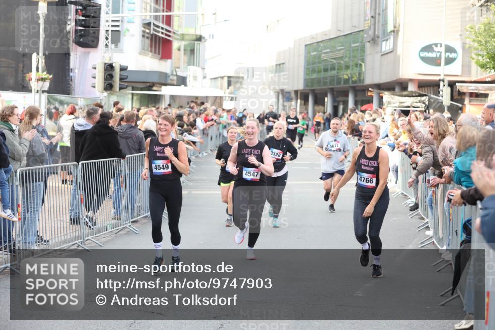 12.06.2026 - Holstenköstenlauf Andreas Tolksdorf http://msf.ph/oto/9747903 12.06.2026 20:05:28 Laufen 4549, 4547, 3328, 4617, 4766 meine-sportfotos.de