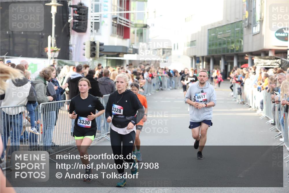 12.06.2026 - Holstenköstenlauf Andreas Tolksdorf http://msf.ph/oto/9747908 12.06.2026 20:05:31 Laufen 3330, 3328, 1, 4617 meine-sportfotos.de
