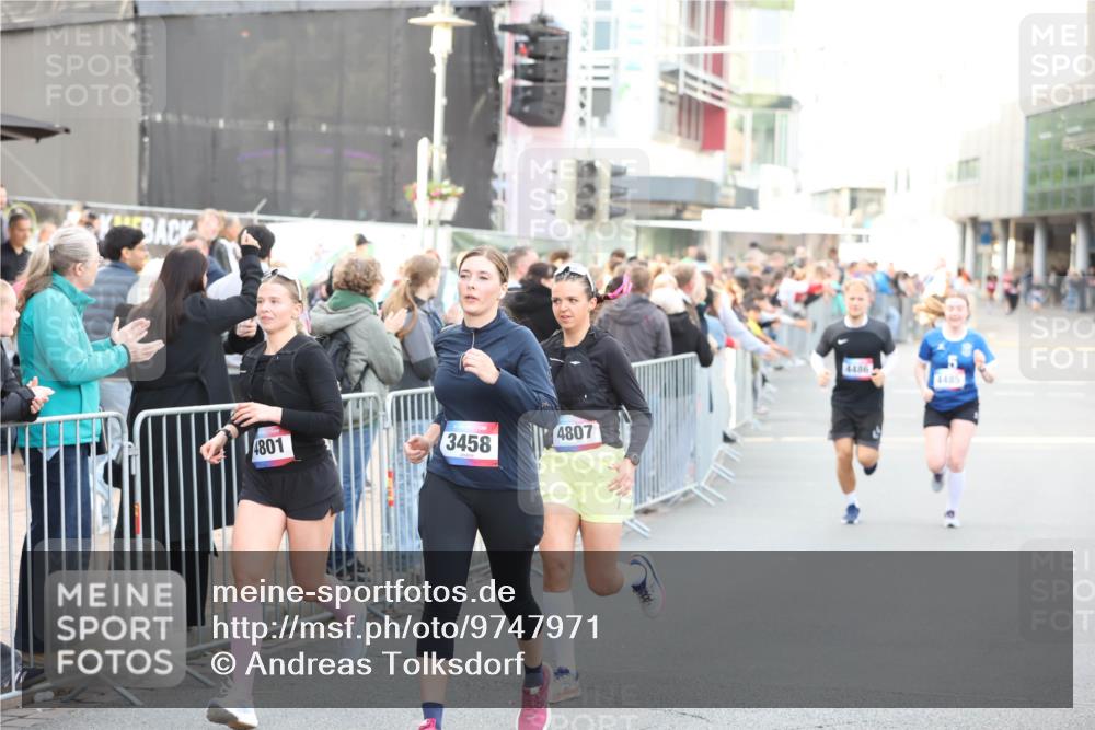 12.06.2026 - Holstenköstenlauf Andreas Tolksdorf http://msf.ph/oto/9747971 12.06.2026 20:06:55 Laufen 4801, 3458, 4807, 4486, 4485 meine-sportfotos.de