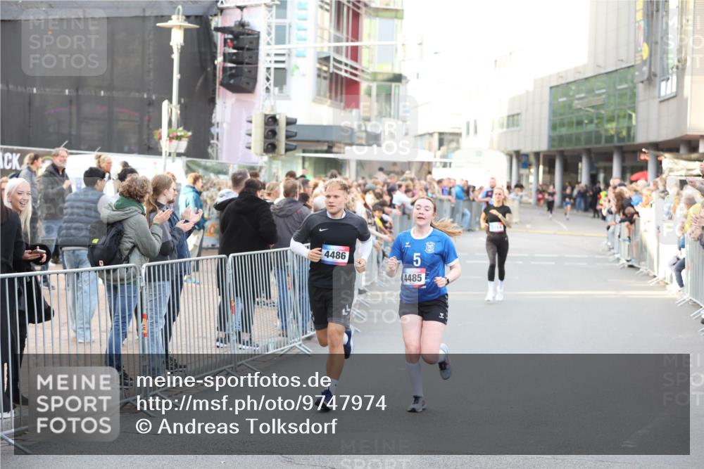 12.06.2026 - Holstenköstenlauf Andreas Tolksdorf http://msf.ph/oto/9747974 12.06.2026 20:06:56 Laufen 4486, 5, 4485 meine-sportfotos.de