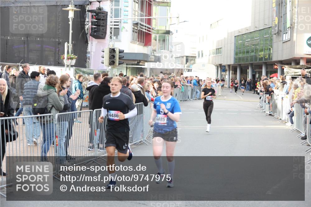 12.06.2026 - Holstenköstenlauf Andreas Tolksdorf http://msf.ph/oto/9747975 12.06.2026 20:06:57 Laufen 4486, 4485, 3114 meine-sportfotos.de