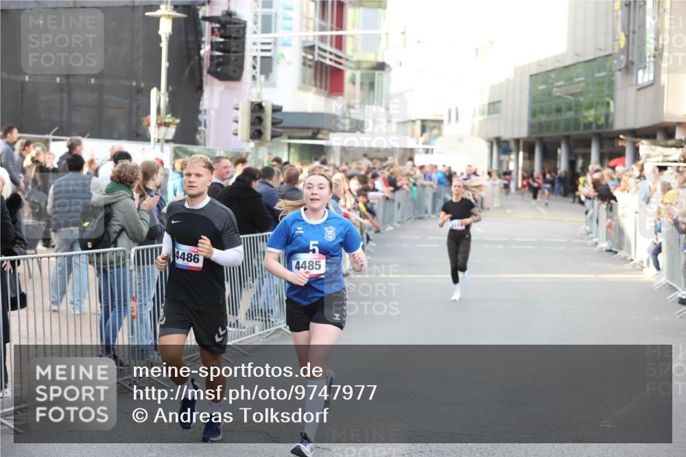 12.06.2026 - Holstenköstenlauf Andreas Tolksdorf http://msf.ph/oto/9747977 12.06.2026 20:06:57 Laufen 4486, 4485 meine-sportfotos.de