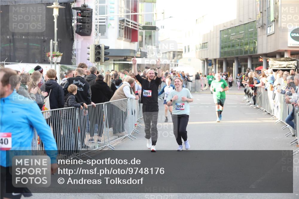 12.06.2026 - Holstenköstenlauf Andreas Tolksdorf http://msf.ph/oto/9748176 12.06.2026 20:12:46 Laufen 40, 3201, 38, 3204 meine-sportfotos.de