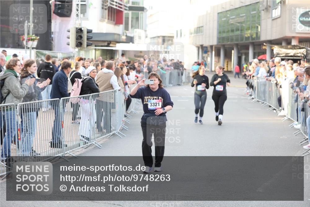 12.06.2026 - Holstenköstenlauf Andreas Tolksdorf http://msf.ph/oto/9748263 12.06.2026 20:16:59 Laufen 3321, 3110, 3109 meine-sportfotos.de