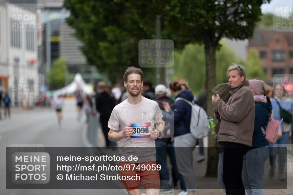 12.06.2026 - Holstenköstenlauf Michael Strokosch http://msf.ph/oto/9749059 12.06.2026 19:35:24 Laufen 3096 meine-sportfotos.de