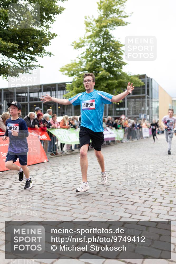 12.06.2026 - Holstenköstenlauf Michael Strokosch http://msf.ph/oto/9749412 12.06.2026 17:56:49 Laufen 3812, 4098 meine-sportfotos.de