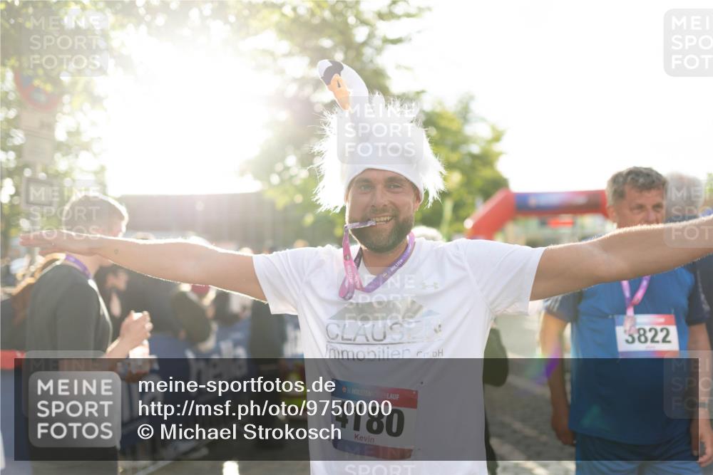 12.06.2026 - Holstenköstenlauf Michael Strokosch http://msf.ph/oto/9750000 12.06.2026 20:00:24 Laufen 36, 3822, 36, 4180 meine-sportfotos.de