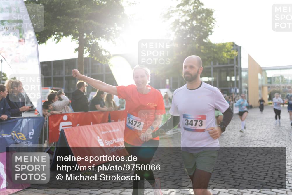 12.06.2026 - Holstenköstenlauf Michael Strokosch http://msf.ph/oto/9750066 12.06.2026 20:04:15 Laufen 3472, 3473 meine-sportfotos.de