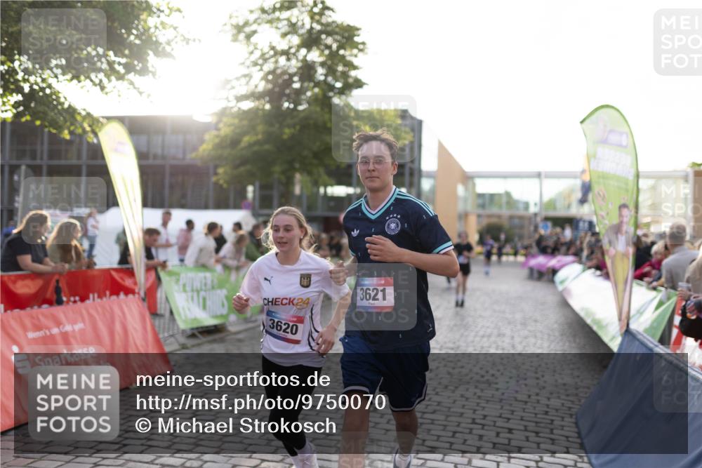 12.06.2026 - Holstenköstenlauf Michael Strokosch http://msf.ph/oto/9750070 12.06.2026 20:04:18 Laufen 24, 3620, 3621 meine-sportfotos.de