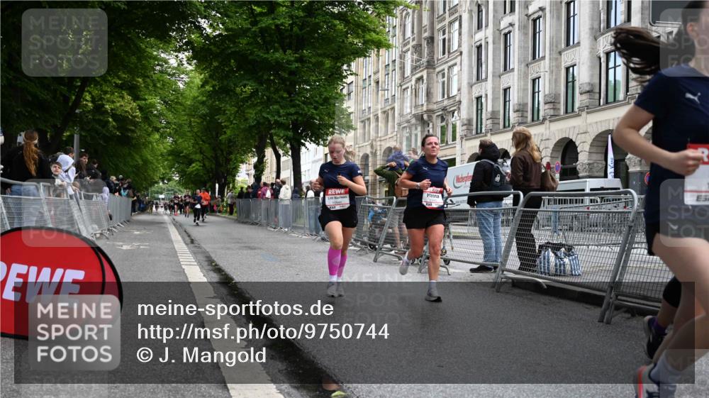 14.06.2026 - REWE Women's Run J. Mangold http://msf.ph/oto/9750744 14.06.2026 10:02:06 Ziel 10622, 10733, 10772, 10904, 10945, 10946, 11191, 11329 meine-sportfotos.de