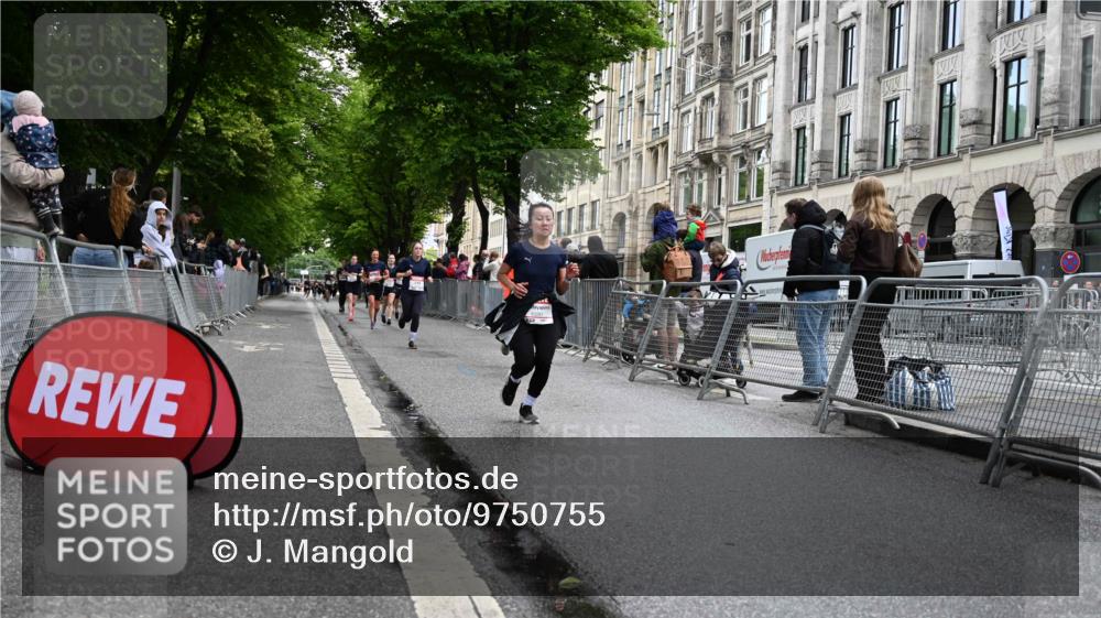 14.06.2026 - REWE Women's Run J. Mangold http://msf.ph/oto/9750755 14.06.2026 10:02:15 Ziel 10261, 10780, 11102 meine-sportfotos.de