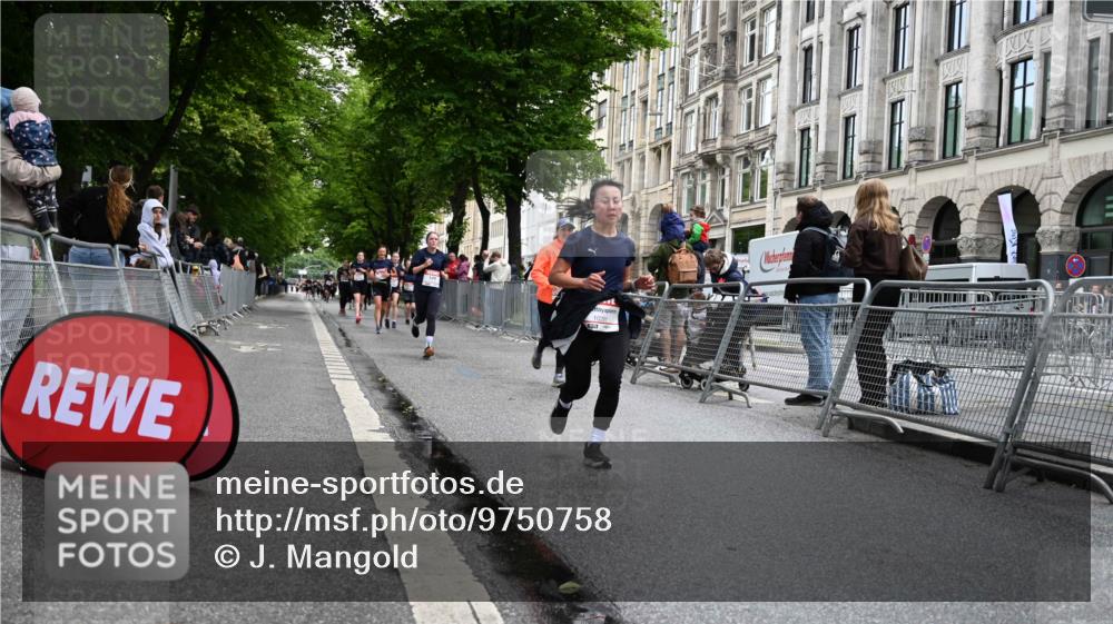 14.06.2026 - REWE Women's Run J. Mangold http://msf.ph/oto/9750758 14.06.2026 10:02:16 Ziel 10261, 10780, 11102 meine-sportfotos.de