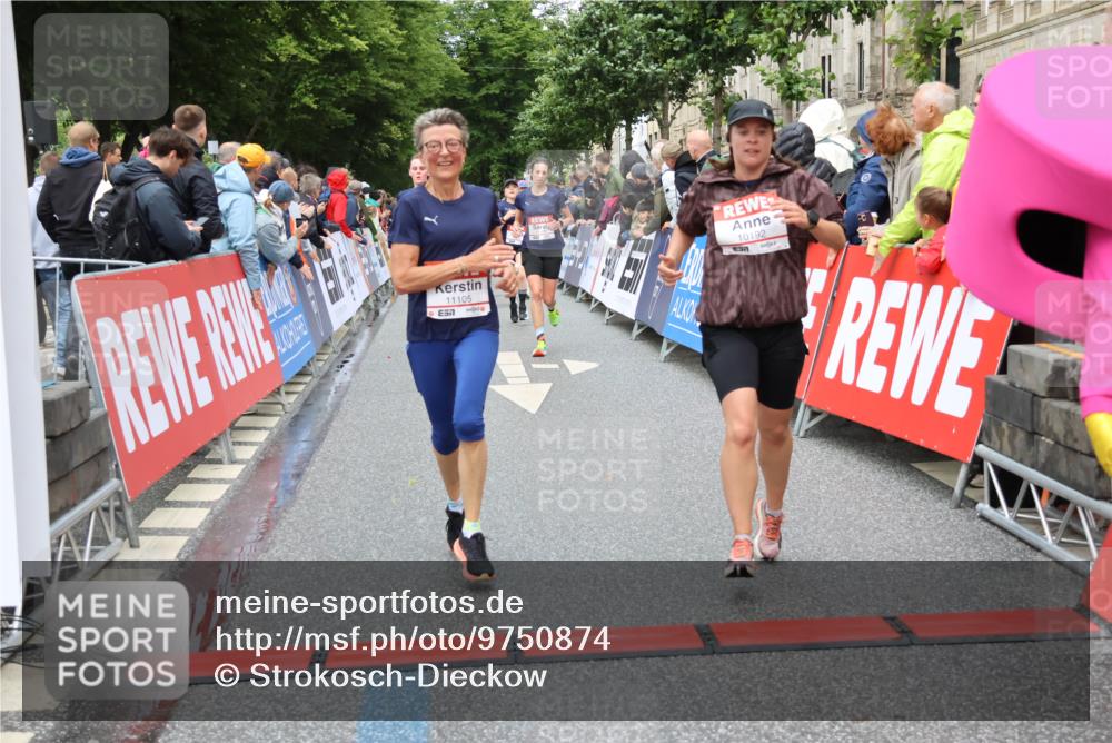 14.06.2026 - REWE Women's Run Strokosch-Dieckow http://msf.ph/oto/9750874 14.06.2026 09:50:48 Ziel 10192, 11105, 11146, 11207, 11245, 11396 meine-sportfotos.de
